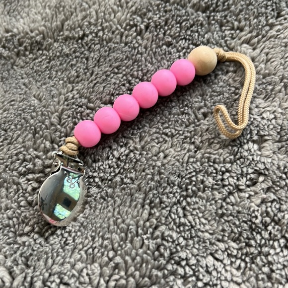3/$15💞 Ryan & Rose Paci Clip - Picture 2 of 2